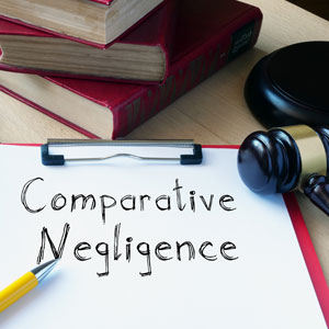 Legal books, gavel, and clipboard illustrating comparative negligence in Kentucky personal injury cases.